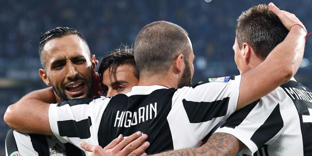 Gonzalo Higuain jubelt mit den Juventus-Teamkollegen nach seinem Tor gegen Chievo