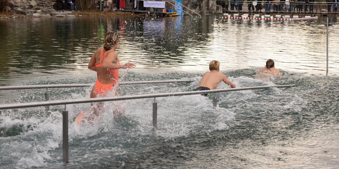 In diesem Jahr werden die Teilnehmenden durch einen Eiskanals von rund drei Metern Breite schwimmen.