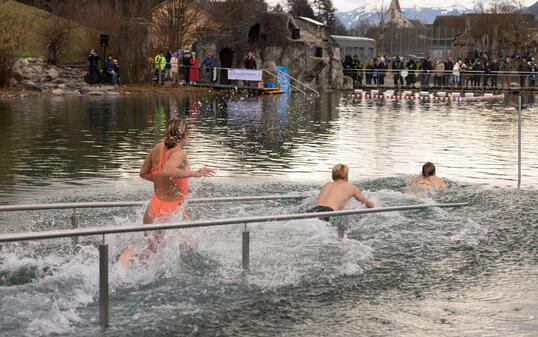 In diesem Jahr werden die Teilnehmenden durch einen Eiskanals von rund drei Metern Breite schwimmen.