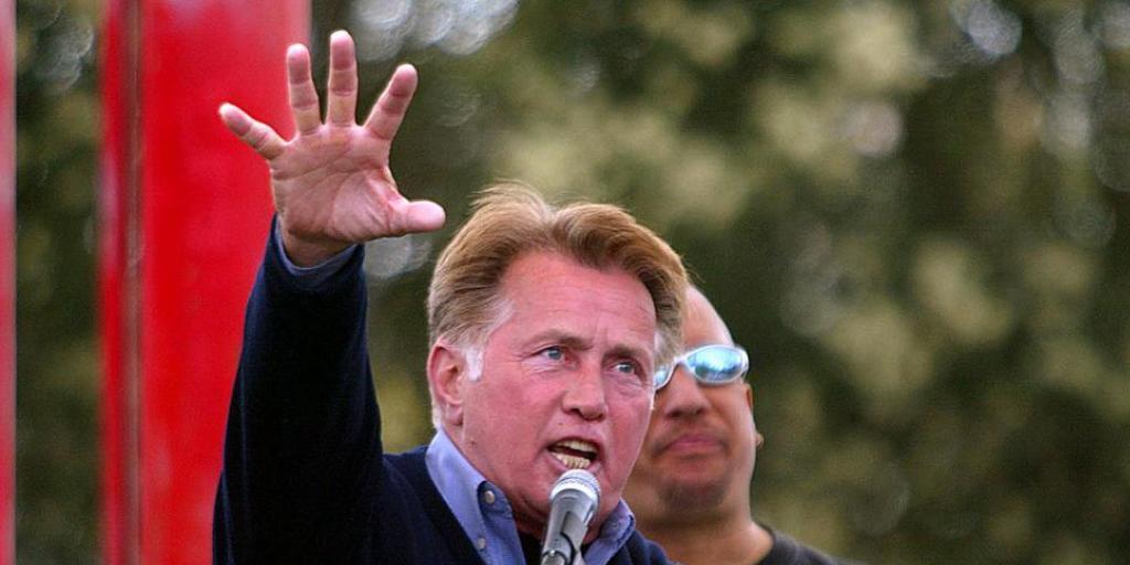Martin Sheen ist nicht nur Schauspieler, sondern auch ein glühender Aktivist - hier 2003 auf einer Demo gegen den Irakkrieg (Archiv)