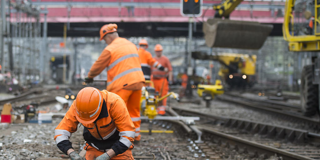 Im Bahnhof Luzern müssen nach einer Entgleisung im März erneut Bahnarbeiter für Nachreparaturen anrücken. Sie kommen ab Sonntag während drei Nächten zum Einsatz. (Archivbild)