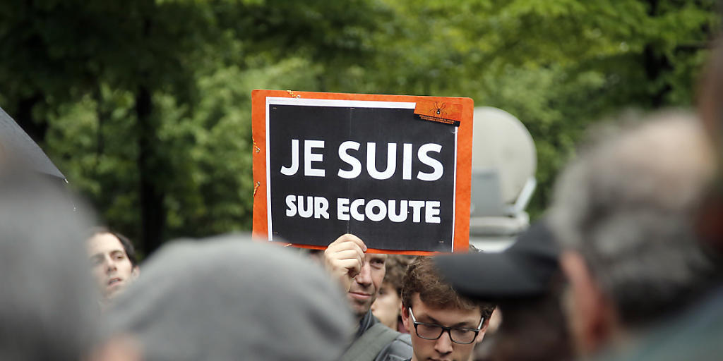 Demonstration gegen das Überwachungsgesetz in Frankreich: "Ich werde abgehört", heisst es auf dem Schild in Anspielung auf die Solidaritätsbekundungen ("Ich bin Charlie") nach den Terroranschlägen von Paris im Januar. (Archivbild) Demonstration gegen das Überwachungsgesetz in Frankreich: "Ich werde abgehört", heisst es auf dem Schild in Anspielung auf die Solidaritätsbekundungen ("Ich bin Charlie") nach den Terroranschlägen von Paris im Januar. (Archivbild)