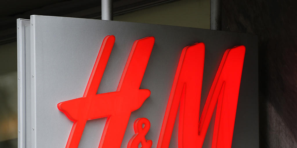 Logo des Modelabels H&M: Der schwedische Konzern stetzt mit seiner Initiative "Kleider sammeln mit H&M" auf das Umweltbewusstsein seiner Kunden.