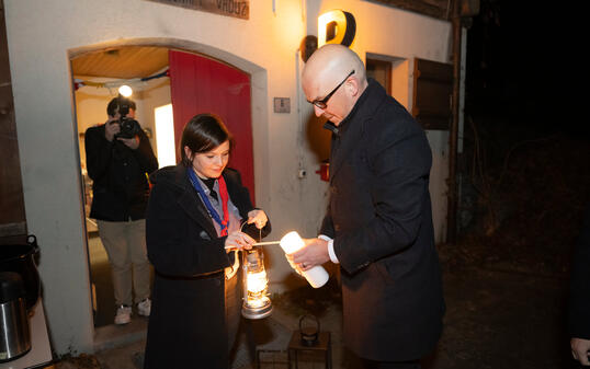 Einer der ersten Empf&auml;nger war Regierungschef Daniel Risch, welcher der tradionellen Feier am Lagerfeuer in Vaduz beiwohnte.