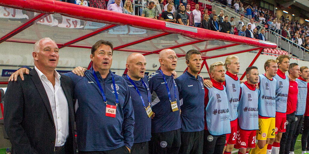 Das dänische Ersatzteam steht zur Nationalhymne stramm