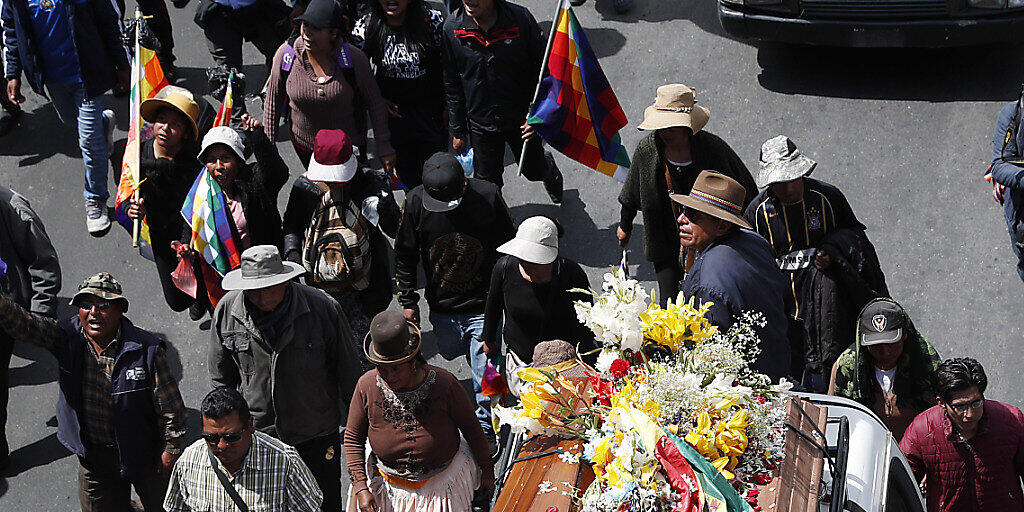 Tausende Menschen beteiligten sich in La Paz an der Gedenkveranstaltung für getötete Angehörige einer indigenen Gruppe.