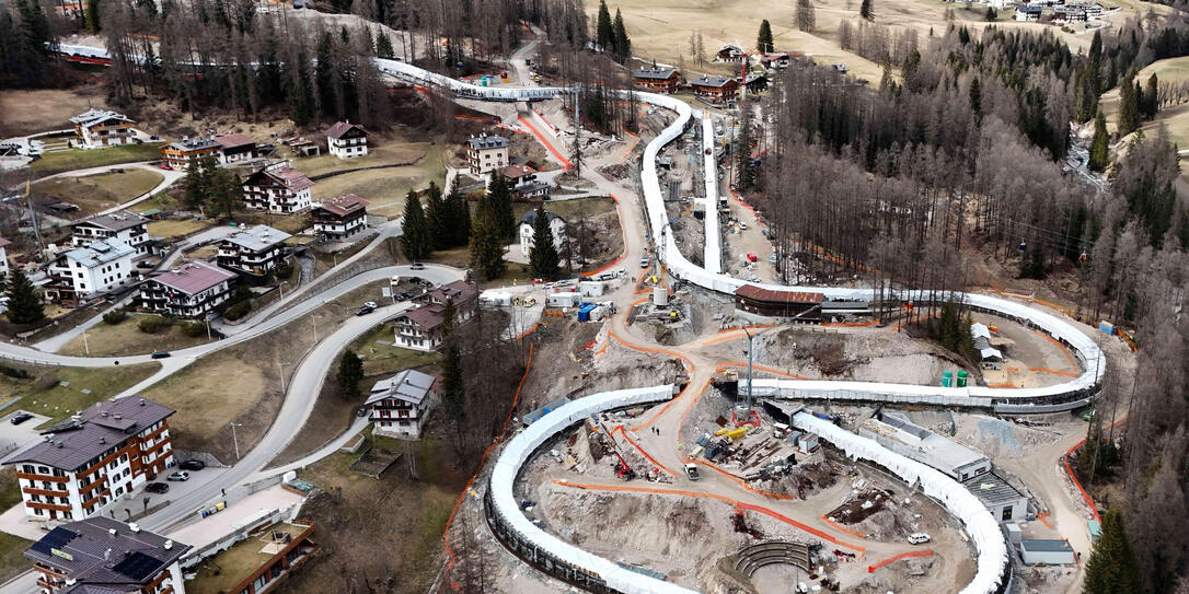 Die Bobbahn in Cortina glich im Frühling noch einer Baustelle. Bis im November wird weiter daran gearbeitet.