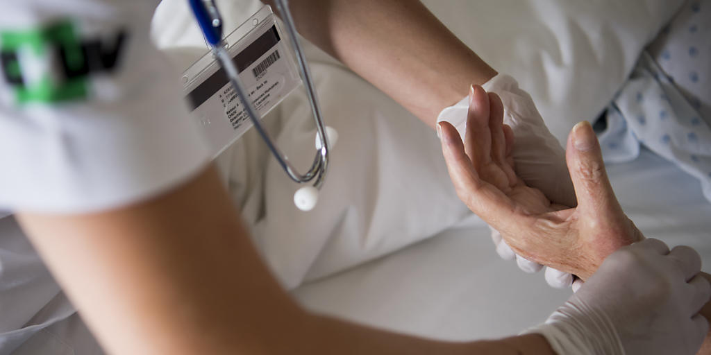 Wie und ob das Leben medizinisch verlängert wird, lässt sich in einer Patientenverfügung regeln. Der Vorsorgeauftrag regelt Betreuung und Vertretung. (Symbolbild)
