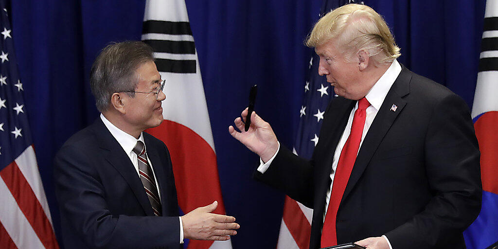 Südkoreas Präsident Moon Jae In und US-Präsident Donald Trump nach der Unterzeichnung des neuen Handelsabkommens in New York.