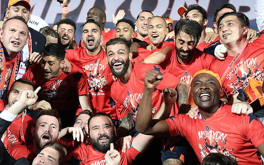 Gökhan Inler jubelt zusammen mit seinen Teamkollegen den Meistertitel von Basaksehir Istanbul