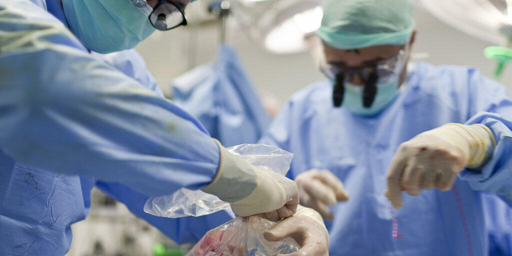 Die H&auml;lfte der Angeh&ouml;rigen wissen hierzulande nicht, ob der Verstorbene einer Organspende zugestimmt h&auml;tte. Das will Swisstransplant &auml;ndern und hat einen Organspenderegister lanciert. Damit soll die Zahl der Organspenden erh&ouml;ht werden. (Themenbild)