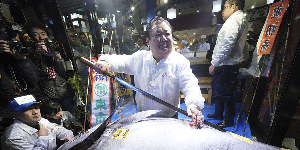 Auktionsgewinner Kiyoshi Kimura posiert mit seinem ersteigerten Thunfisch.