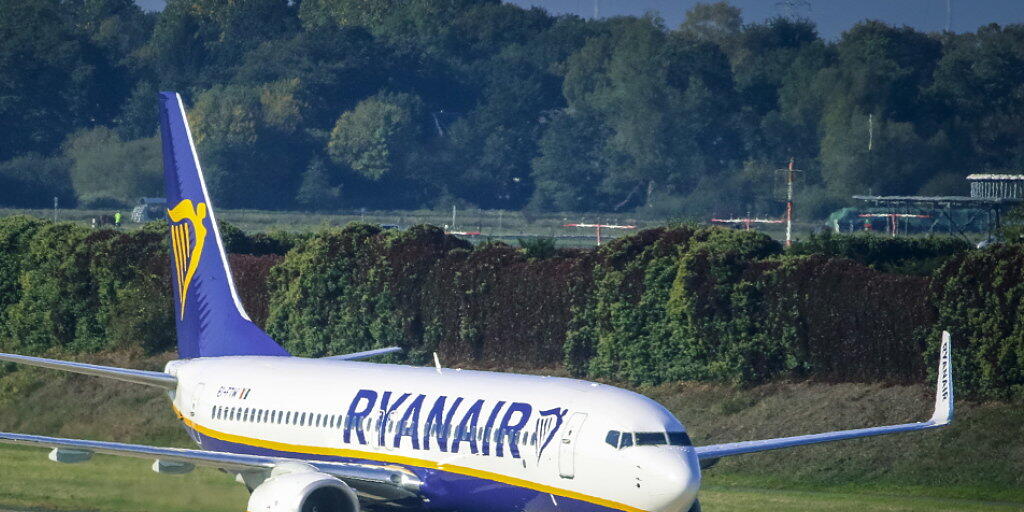 149 Ryanair-Passagiere konnten am Donnerstagabend erst nach fünfstündiger Verspätung nach London reisen. Der Grund: Frankreich hat das Flugzeug beschlagnahmt. (Archiv)