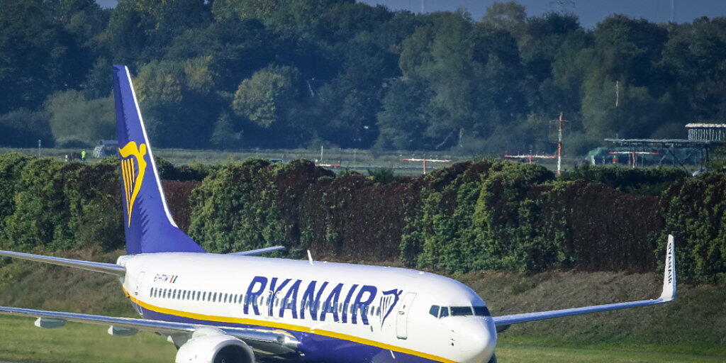 149 Ryanair-Passagiere konnten am Donnerstagabend erst nach fünfstündiger Verspätung nach London reisen. Der Grund: Frankreich hat das Flugzeug beschlagnahmt. (Archiv) 149 Ryanair-Passagiere konnten am Donnerstagabend erst nach fünfstündiger Verspätung nach London reisen. Der Grund: Frankreich hat das Flugzeug beschlagnahmt. (Archiv)