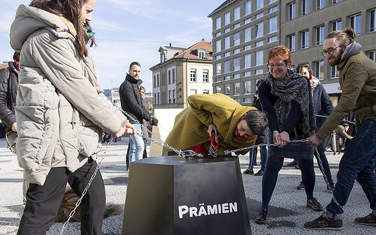 Wenn die Krankenkassenprämien nicht mehr zu stemmen sind, droht die Verschuldung. Die SP Schweiz hat im Februar 2019 eine Prämien-Entlastungs-Initiative lanciert. (Archivbild)