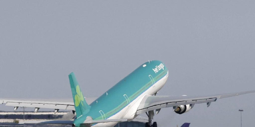 Eine Maschine von Aer Lingus startet am Flughafen in Dublin (Symbolbild)