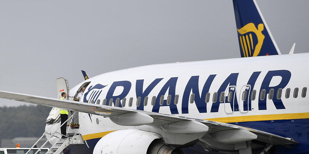 Der irische Billigflieger Ryanair rechnet wegen des Flugverbots für die Boeing-Maschinen vom Typ 737 Max im kommenden Sommer mit weniger Passagieren. Nun werden Standorte dichtgemacht. (Archiv)