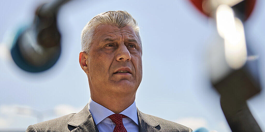 ARCHIV - Hashim Thaci, Präsident des Kosovo, spricht bei seiner Ankunft am Gericht mit Vertreterinnen und Vertretern der Presse. Foto: Phil Nijhuis/AP/dpa