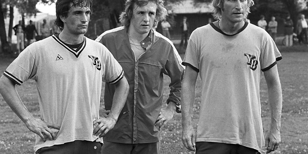 Ein Bild, das man in Basel nicht gern sah: Karli Odermatt im YB-Leibchen - in der Saisonvorbereitung im Juli 1975 mit Eisenfuss Kurt Feuz (Mitte) und Adi Noventa