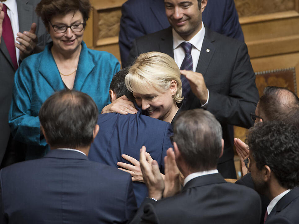 Bundesratskandidatin Isabelle Moret (FDP/VD) gratuliert Ignazio Cassis zu dessen Wahl.