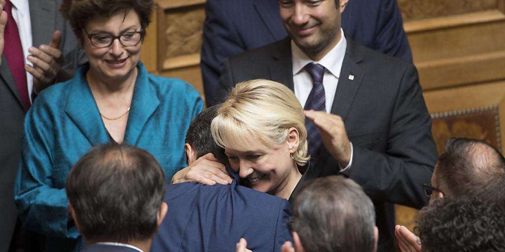 Bundesratskandidatin Isabelle Moret (FDP/VD) gratuliert Ignazio Cassis zu dessen Wahl.