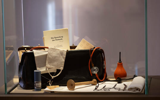 240920 #n&auml;herdran Triesen Sch&auml;tze aus Triesen im Landesmuseum