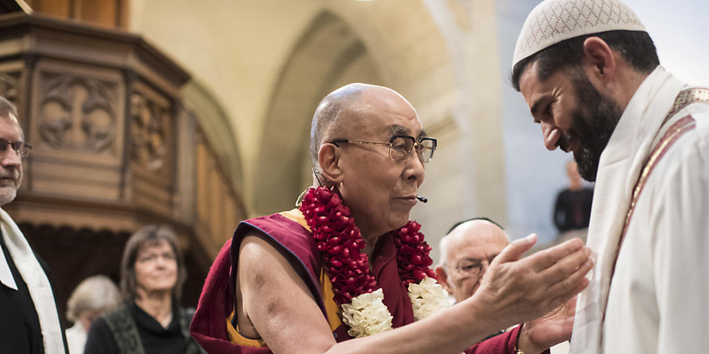 Gemeinsames Gebet für den Frieden: Der Dalai Lama mit Imam Bilal Yildiz im Zürcher Grossmünster.
