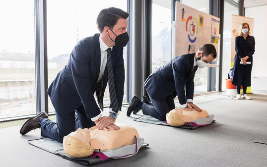 Gesundheitsminister Manuel Frick besucht das Rote Kreuz in Vaduz