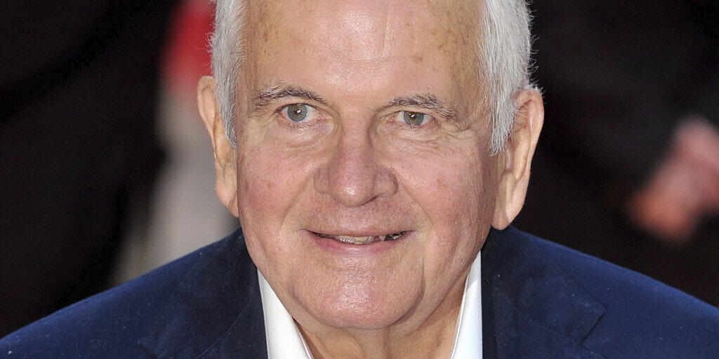 ARCHIV - Der britische Schauspieler Ian Holm trifft zur Weltpremiere des Films "The Duchess" am Odeon Leicester Square ein. Der Darsteller des Bilbo Beutlin aus der Fantasy-Trilogie «Herr der Ringe», Ian Holm, ist gestorben. Das berichtete die britische Nachrichtenagentur PA unter Berufung auf seinen Agenten. Foto: Daniel Deme/EPA FILES/dpa