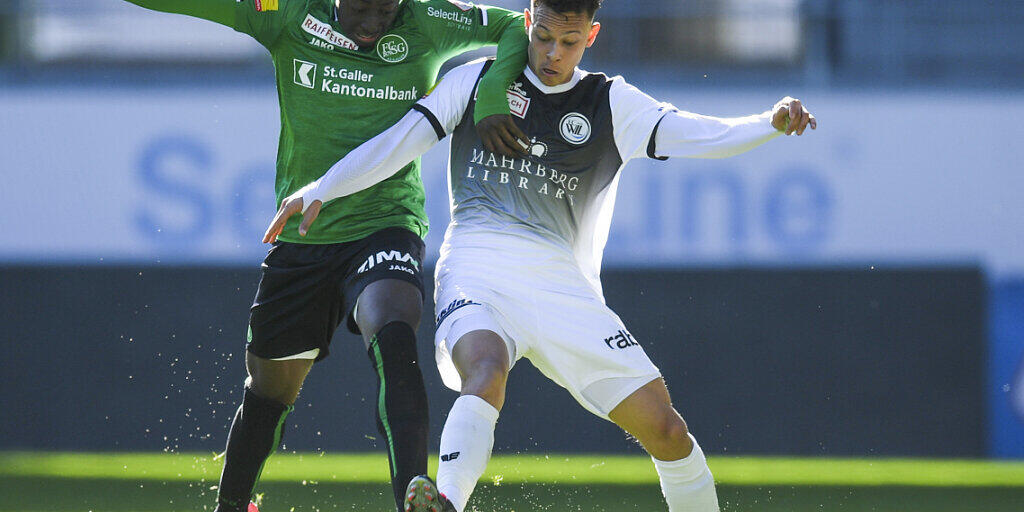 Julian von Moos (rechts), hier in einem Testspiel gegen St. Gallens Axel Bakayoko Julian von Moos (rechts), hier in einem Testspiel gegen St. Gallens Axel Bakayoko