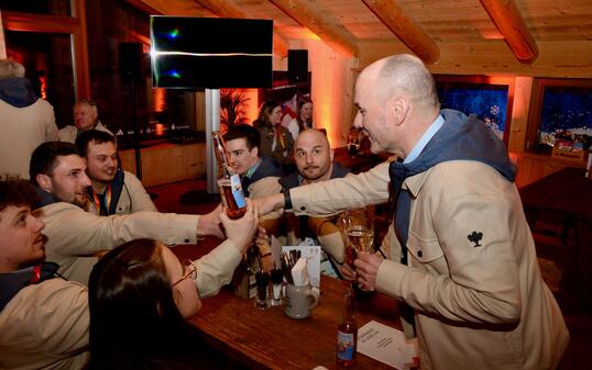 Sportminister Hubert B&uuml;chel begr&uuml;sst beim Liechtensteiner Abend die Bobsportler.