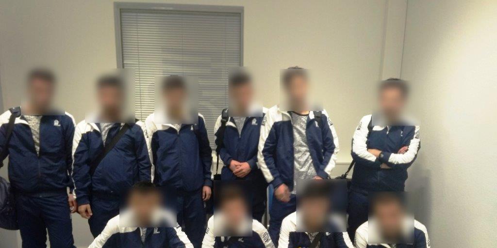 Outfit und Taschen stimmten: Zehn Syrer versuchten, als Volleyball-Team verkleidet in die Schweiz zu fliegen.