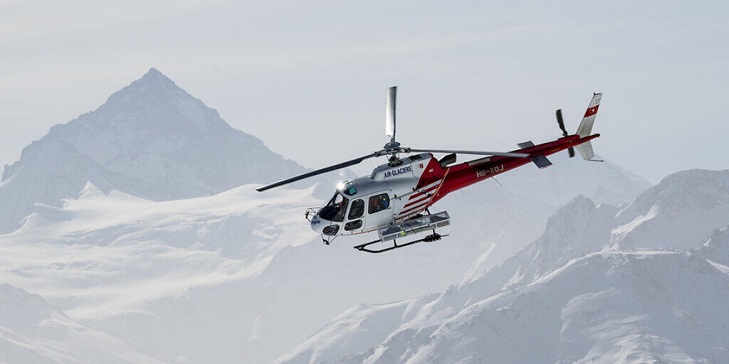 Ein Helikopter der Air-Glaciers bei einem Rettungseinsatz im Skigebiet Crans-Montana. (Archivbild)