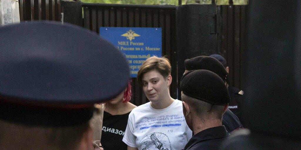 Olga Pakhtusova, Mitglied der russischen Punkband Pussy Riot beim Verlassen des Gefängnisses in Moskau.