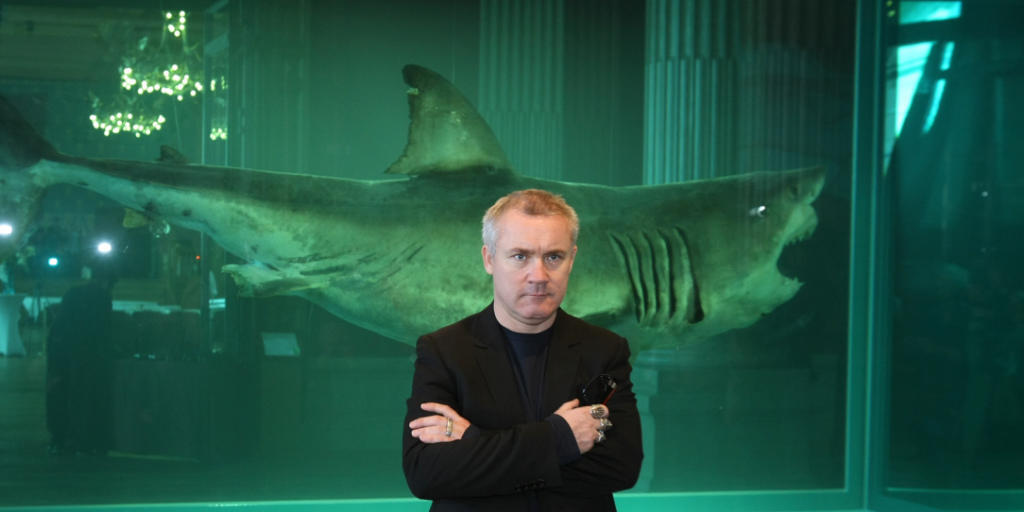 Der Künstler Damien Hirst - hier vor einem seiner berühmtesten Werke - verwendet gern ausgestopfte oder in Formaldehyd konservierte Tierkadaver in seinen Werken. Dagegen haben nun Tierschützer in Venedig protestiert. (Archivbild)