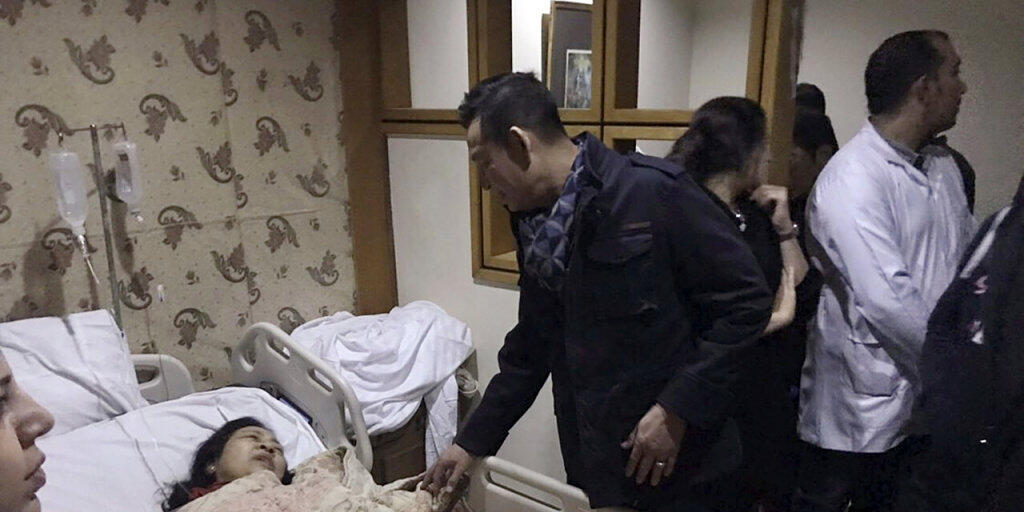 Der vietnamesische Botschafter in Kairo besucht in einem Spital eine beim Bombenanschlag auf einen Bus in Gizeh verletzte Frau.
