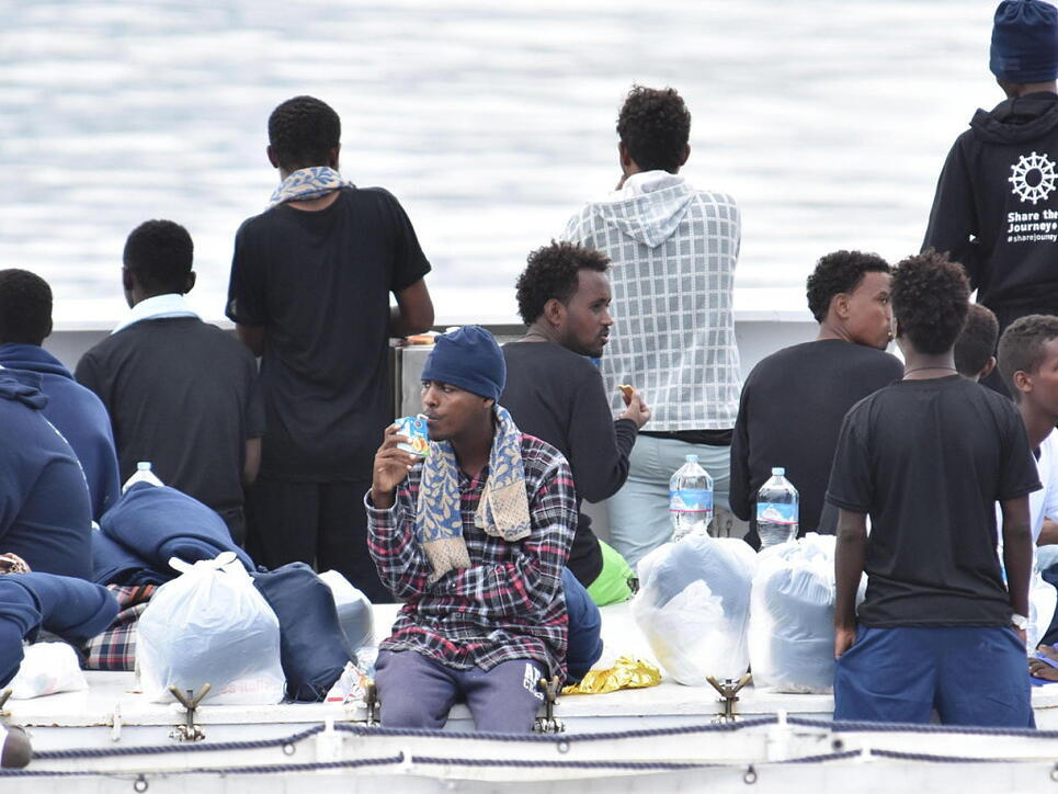 Tagelang auf hoher See: Die geretteten Flüchtlinge dürfen das im Hafen von Catania angelegte Schiff nicht verlassen.