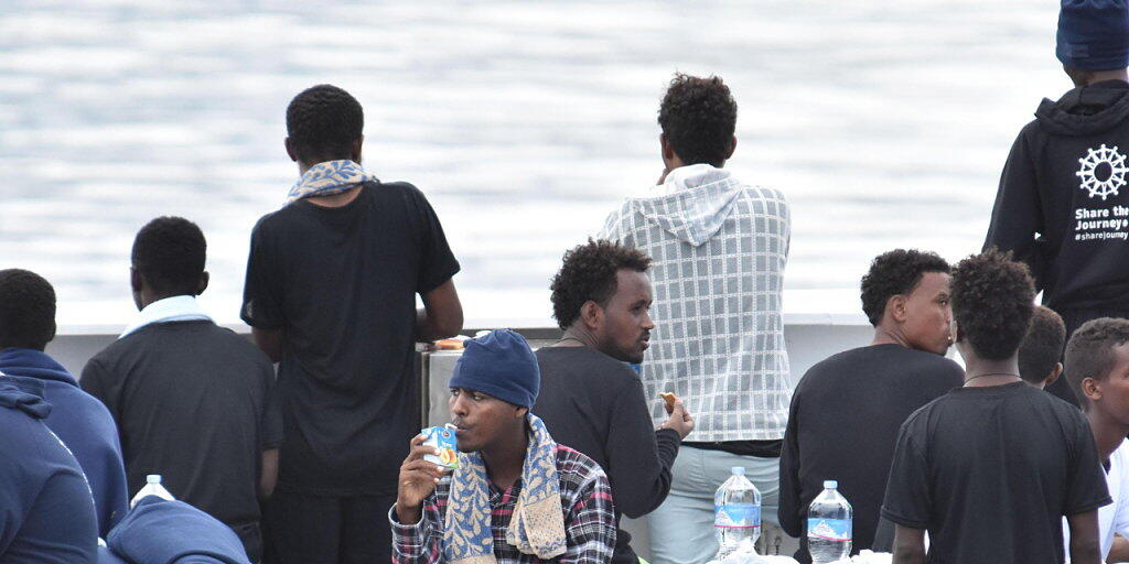 Tagelang auf hoher See: Die geretteten Flüchtlinge dürfen das im Hafen von Catania angelegte Schiff nicht verlassen.