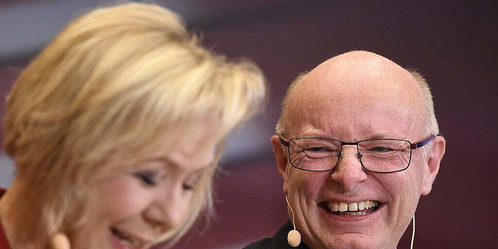 Gut gelaunter neuer SBB-CEO Vincent Ducrot an der Medienkonferenz in Bern. Links seine Chefin Monika Ribar, Verwaltungsratspräsidentin der SBB.