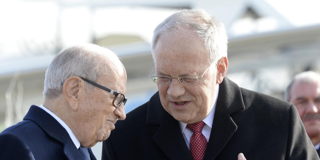 Der tunesische Präsident Caïd Essebsi (links) und der Schweizer Bundespräsident Schneider-Ammann diskutieren nach der Ankunft Caïd Essebsis in Zürich.