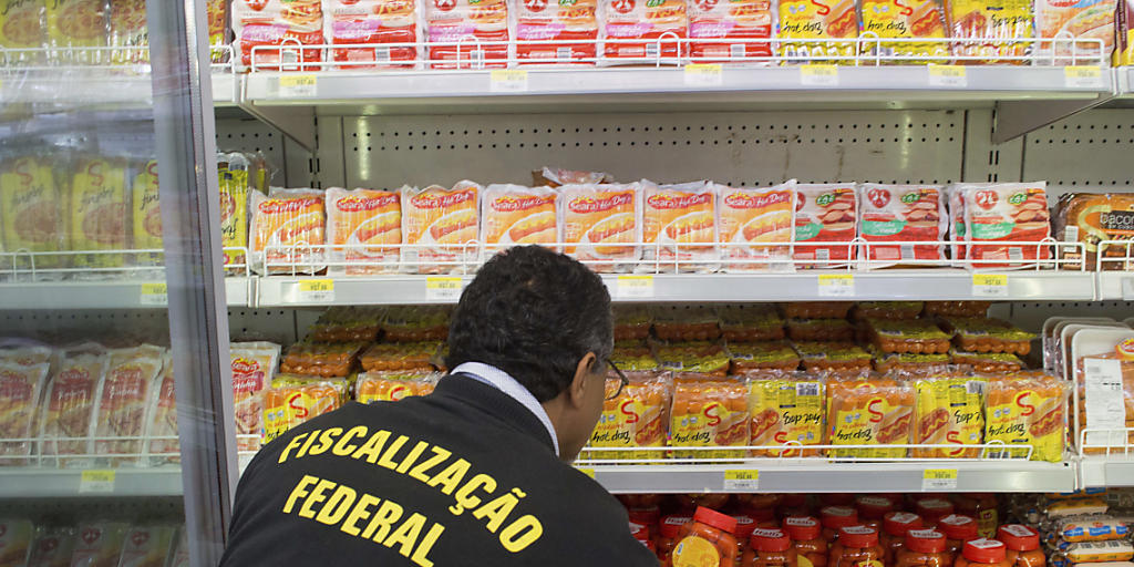 Inspektion in einem Geschäft in Brasília: Nach dem Fleischskandal im südamerikanischen Land dringt die EU offenbar auf einen Exportstopp.
