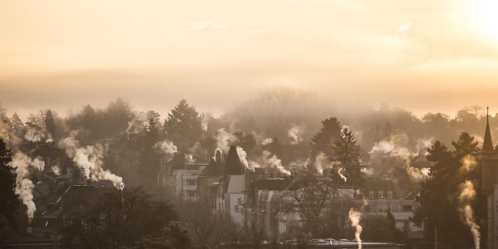 Rauchende Schornsteine in der Stadt Bern, idyllisch und umweltschädigend zugleich. Der Bund will deshalb die Abgasgrenzwerte für Heizungen verschärfen - und stösst mit seinem Vorhaben auf Kritik. (Themenbild)
