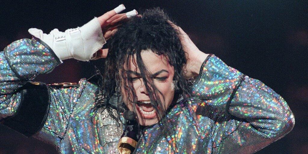 "Leaving Neverland" nun auch bei uns zu sehen: Die umstrittene Doku, in der US-Popstar Michael Jackson erneut des Kindesmissbrauchs beschuldigt wird, läuft am Samstag auf ProSieben. (Archivbild)