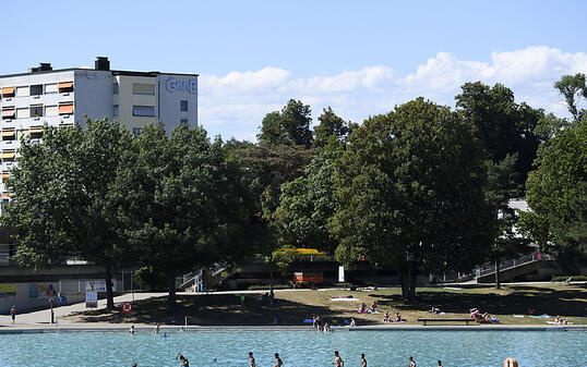 Menschen geniessen die Sonne im Freibad Weyermannshaus in Bern. (Archivbild)