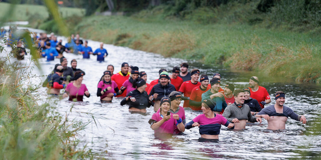 Grosser Spass: Trotz der oftmals kühlen Temperaturen beim «Bank Frick Liemudrun» gefiel den Teilnehmern das Hindernis am Kanal.