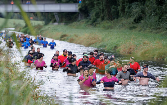 Grosser Spass: Trotz der oftmals kühlen Temperaturen beim «Bank Frick Liemudrun» gefiel den Teilnehmern das Hindernis am Kanal.