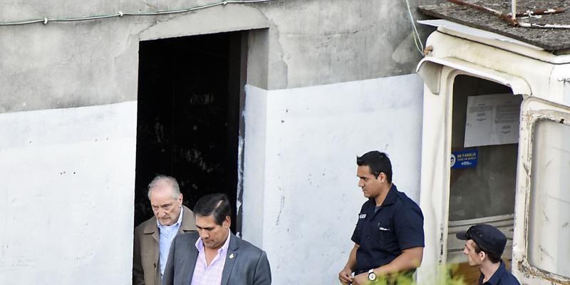 In Uruguay in Haft genommen: Der ehemalige FIFA-Vizepräsident Eugenio Figueredo (li.) verlässt ein Gerichtsgebäude in Montevideo