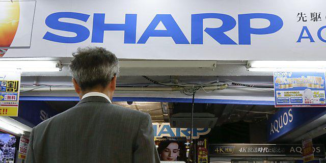 Kunde vor einem Sharp-Ladenlokal in Tokio (Archiv)