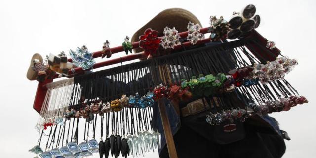Ein Händler verkauft vor der Sonnenpyramide in Teotihuacán Schmuck Ein Händler verkauft vor der Sonnenpyramide in Teotihuacán Schmuck