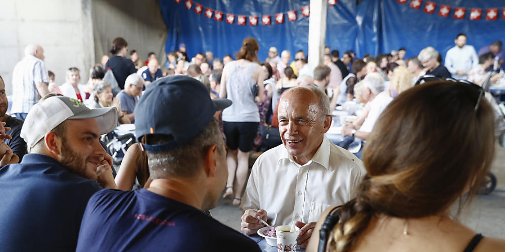 Gemeinsam an einem Tisch: Bundesrat Ueli Maurer diskutiert mit Gästen am 1.-August-Brunch auf einem Bauernhof in Moosseedorf BE.